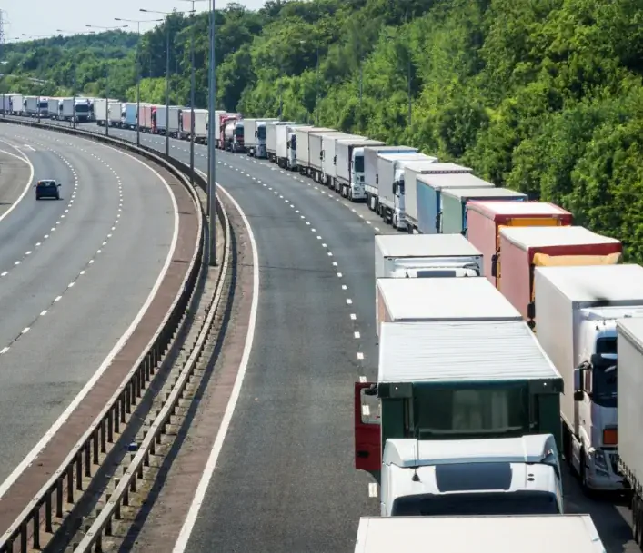 грузовики очередь движение автомагистраль