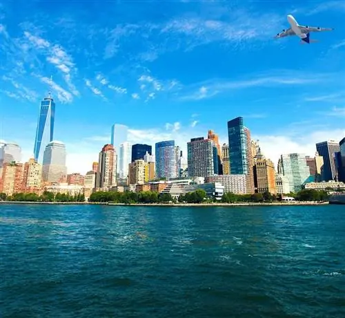 самолет пролетает над Нью-Йорком