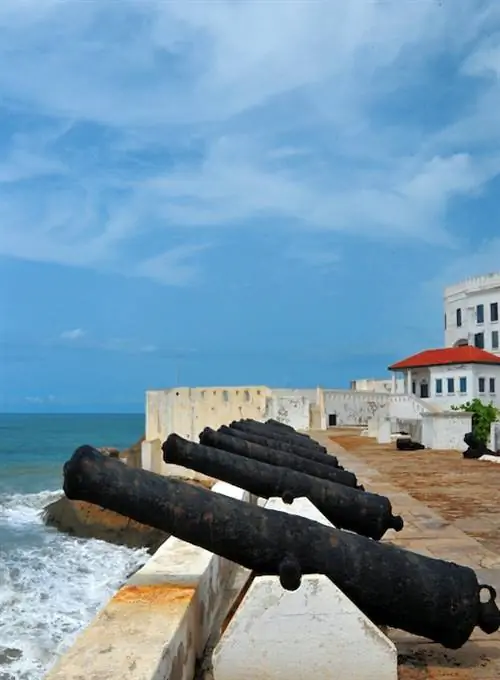 Замок Кейп-Кост - ржавеющая артиллерия, нацеленная на Гвинейский залив