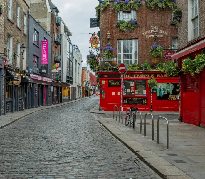 Ирландия, пустая улица, ковид