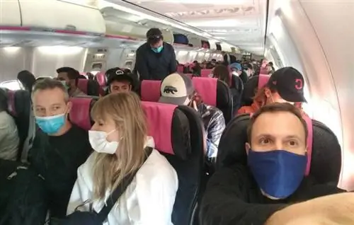 Путешественники Canada Swoop Flight в масках