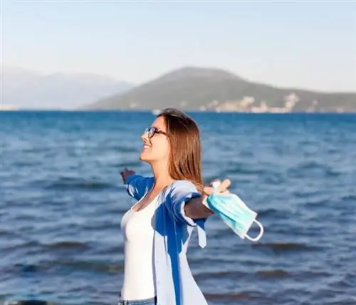 женщина счастлива на пляже