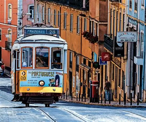 Лиссабонский трамвай № 28 считается одной из главных достопримечательностей города.