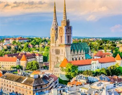 Вид с воздуха на собор в Загребе, столице Хорватии