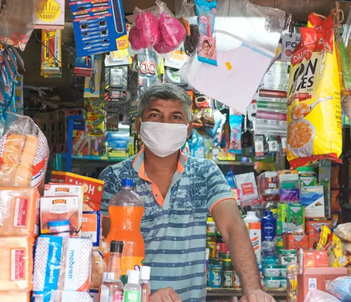 Маска владельца магазина на индийском рынке