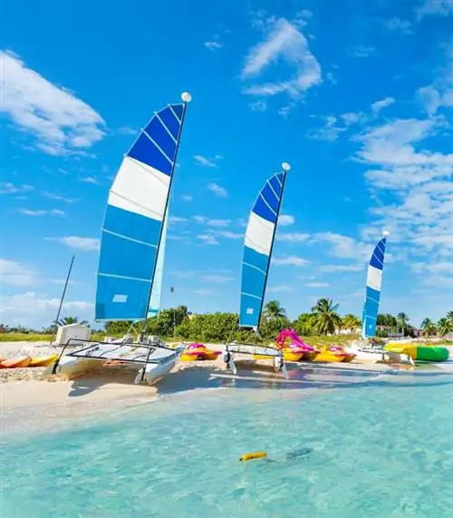 Парусник на пляже ООН Куба для туристов