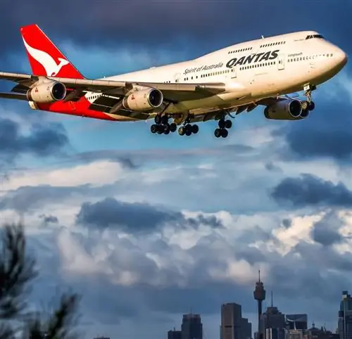 Самолет Qantas над Сиднеем