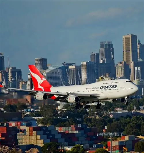 приземление самолета Qantas