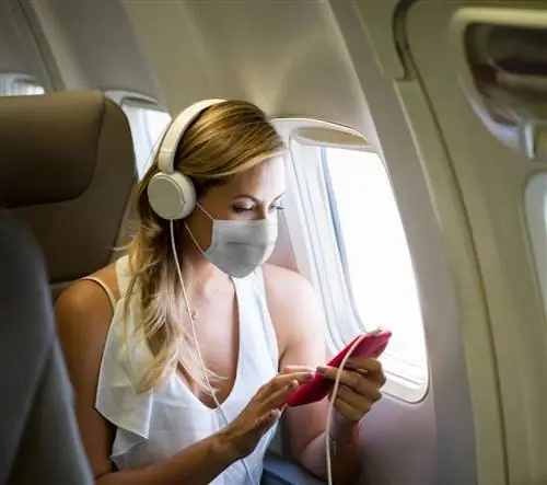 Пассажир самолета в маске