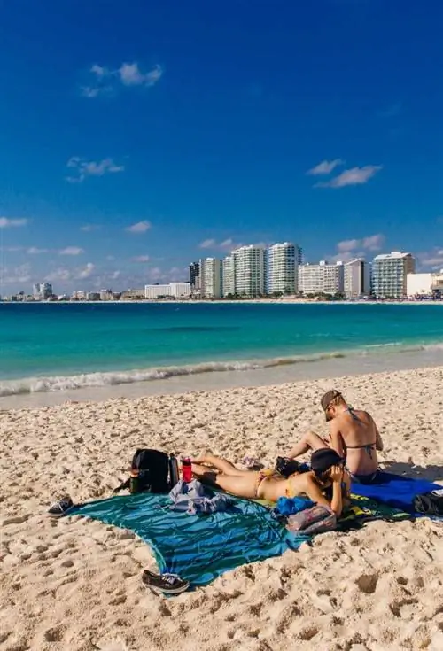 Пляж Канкуна с туристами