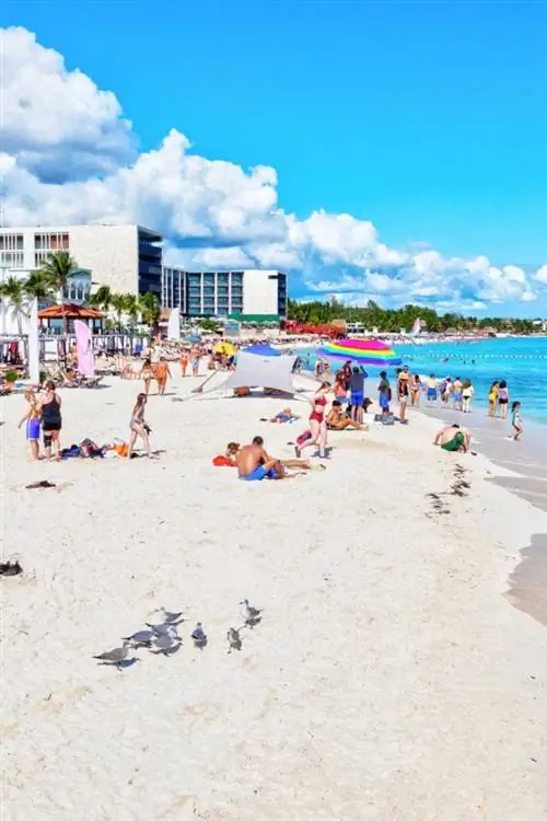 многолюдный пляж в Плайя-дель-Кармен на Ривьере-Майя, Канкун, Мексика