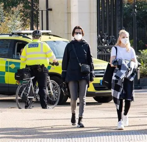 Британская полиция в масках