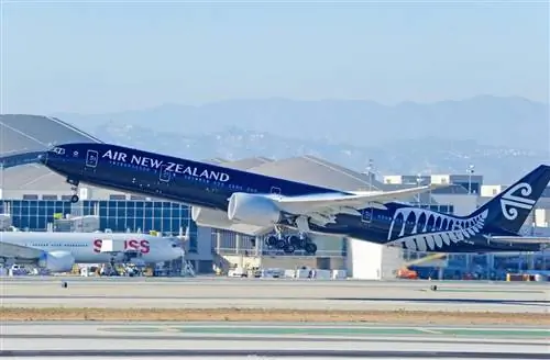 Коммерческий авиалайнер Air New Zealand Boeing 777 в полете
