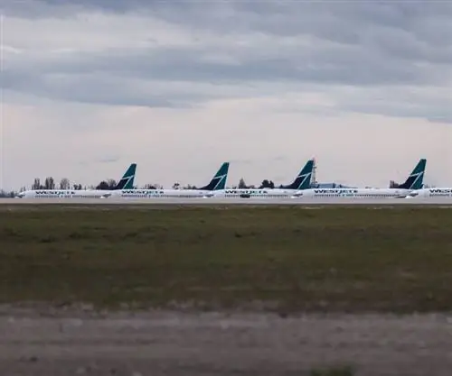 Самолеты Westjet припаркованы в аэропорту