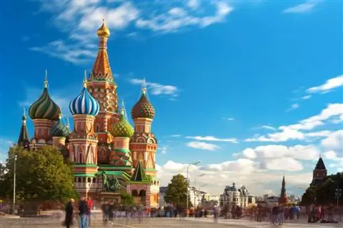 Россия снимает запреты на поездки, а Москва ослабляет ограничения
