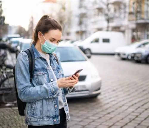 женщина в маске