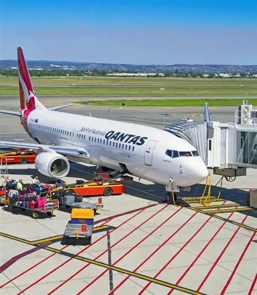 Самолет авиакомпании Qantas припаркован у ворот Самолет авиакомпании Qantas припаркован у ворот