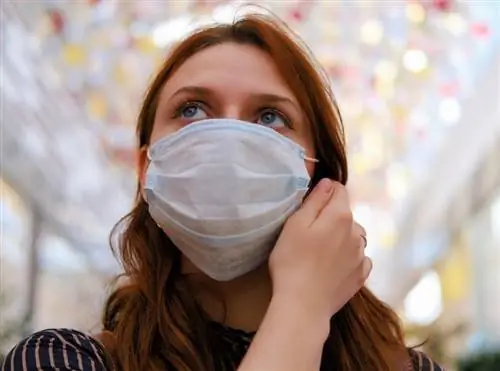 женщина в маске во время пандемии