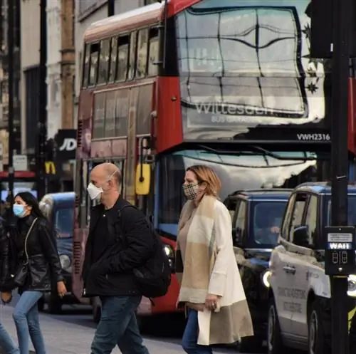 Путешественники в Лондоне Англия маскирует пандемию