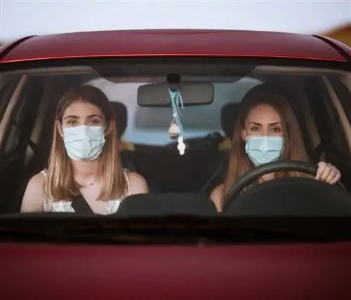 женщины в масках за рулем