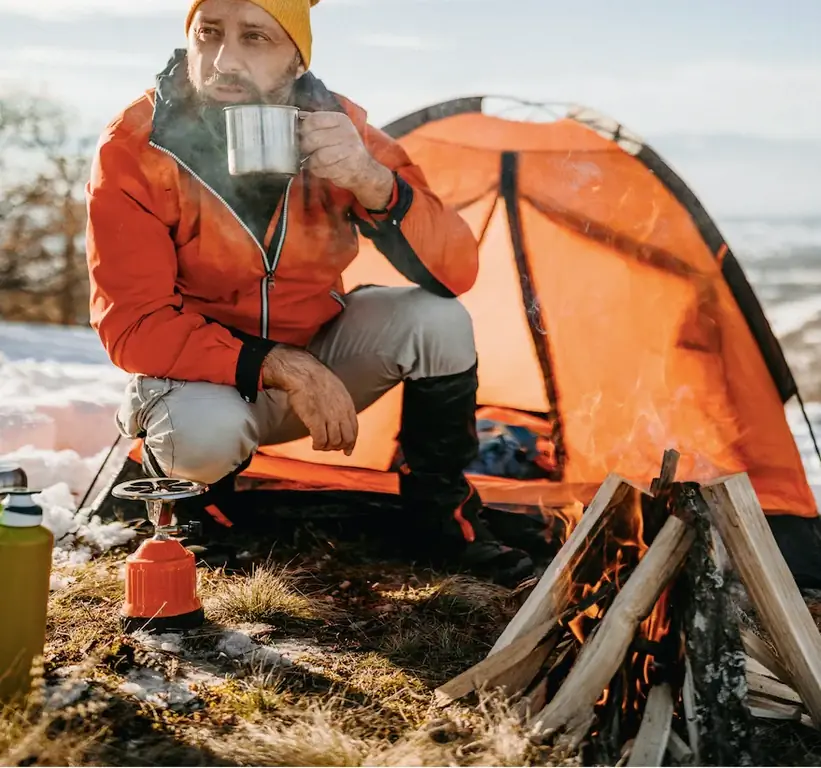 Мужчина и палатка горят снегом