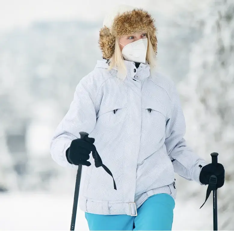 Женщина в куртке с маской