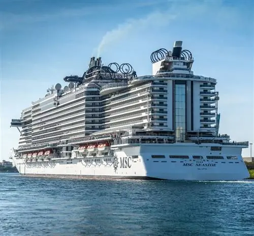 Корабль MSC Crusie у моря
