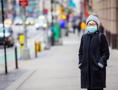 Женщины в масках в Нью-Йорке