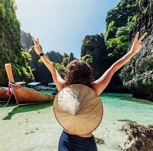 Турист в Таиланде в восторге от океана и скал