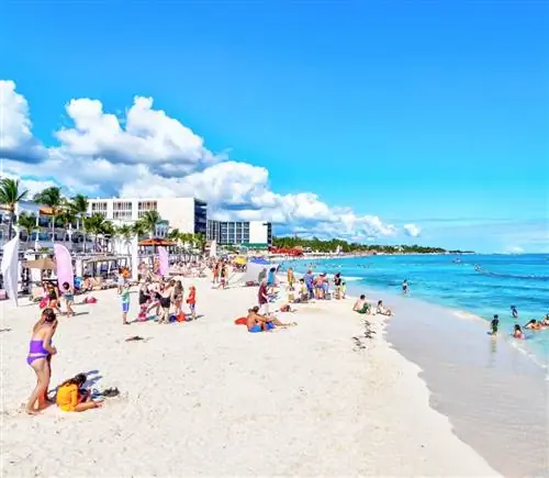 Туристы на пляже в Плайя-дель-Кармен