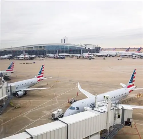 Самолеты American Airlines взлетно-посадочная полоса в аэропорту DFW Техаса