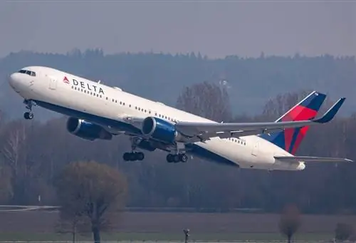 Самолет Дельта Боинг