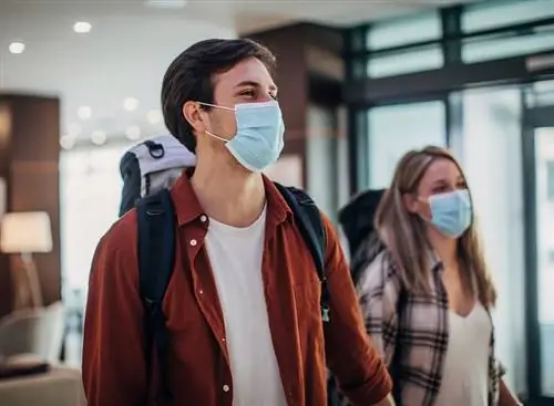 маски для путешественников в отеле