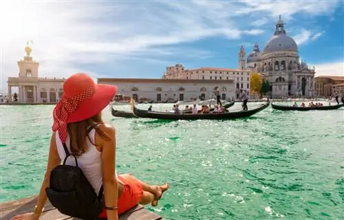 ЕС представляет новый паспорт вакцины, который будет выдан для летних путешествий