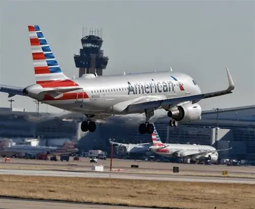 American Airlines приземляется DFW