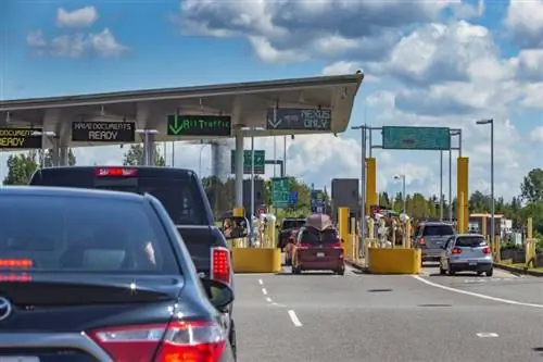 США продлевают ограничения на сухопутной границе с Канадой и Мексикой