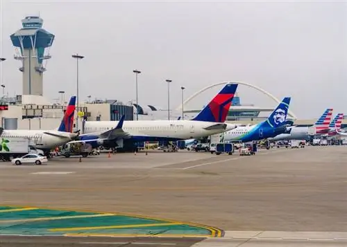 Дельта, Аляска, американские самолеты в Лос-Анджелесе