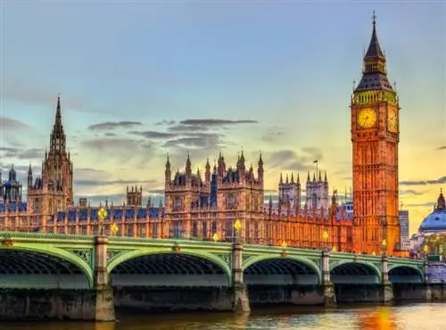 Великобритания запрещает отпуска до июля в соответствии с новыми жесткими законами