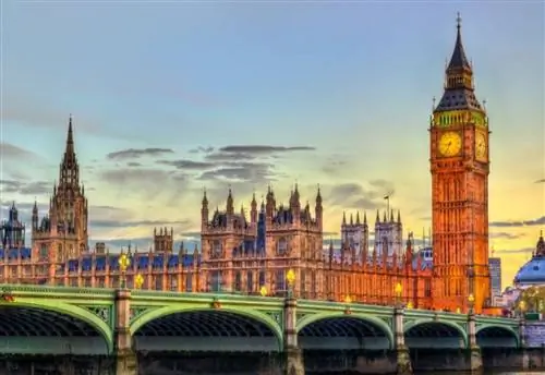 Великобритания запрещает отпуска до июля в соответствии с новыми жесткими законами