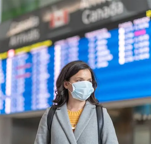 Маска для лица путешественника в аэропорту Канады