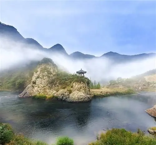 Корея горное здание озеро туман