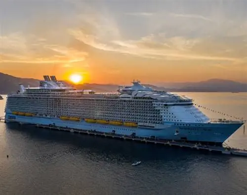 Королевский карибский круизный лайнер пришвартовался, а за ним закаты