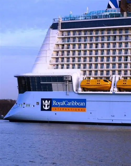 Корабль Royal Caribbean с логотипом