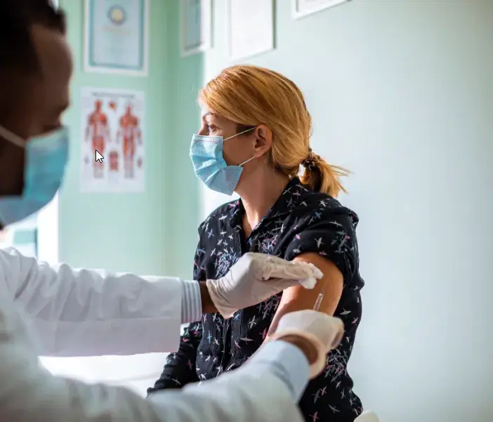 женщины проходят вакцинацию