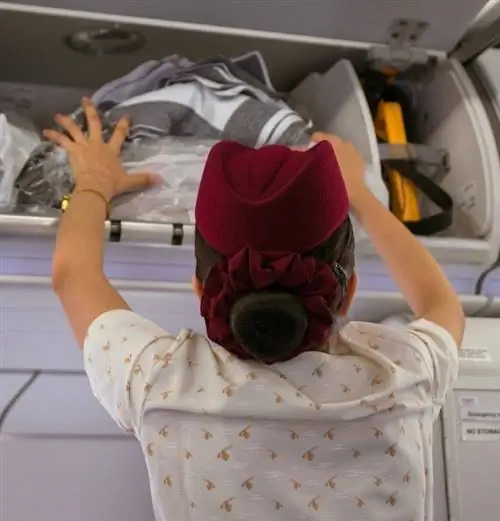 Стюардесса Катарских авиалиний