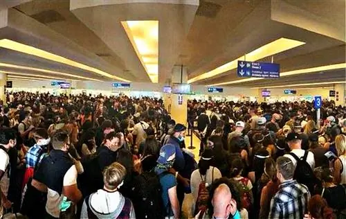 туристы в аэропорту канкуна