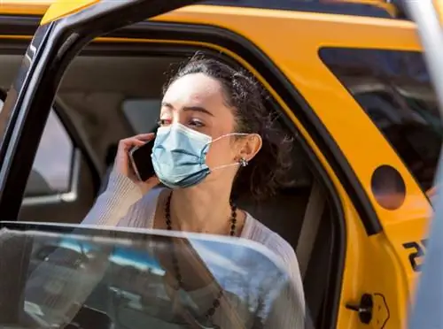 женщина такси США маска