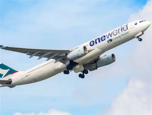 Самолет oneworld взлетает