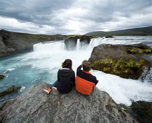 Исландские водопады туристы