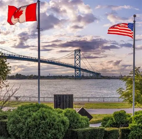 Флаги границы США и Канады